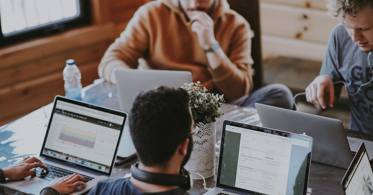 Team som välkomnar ny kollega på arbetsplatsen